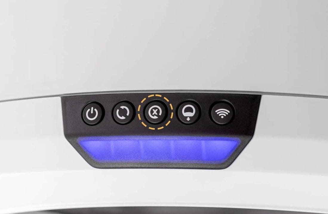 Image de l'appui sur le bouton de réinitialisation du Litter-Robot 4.