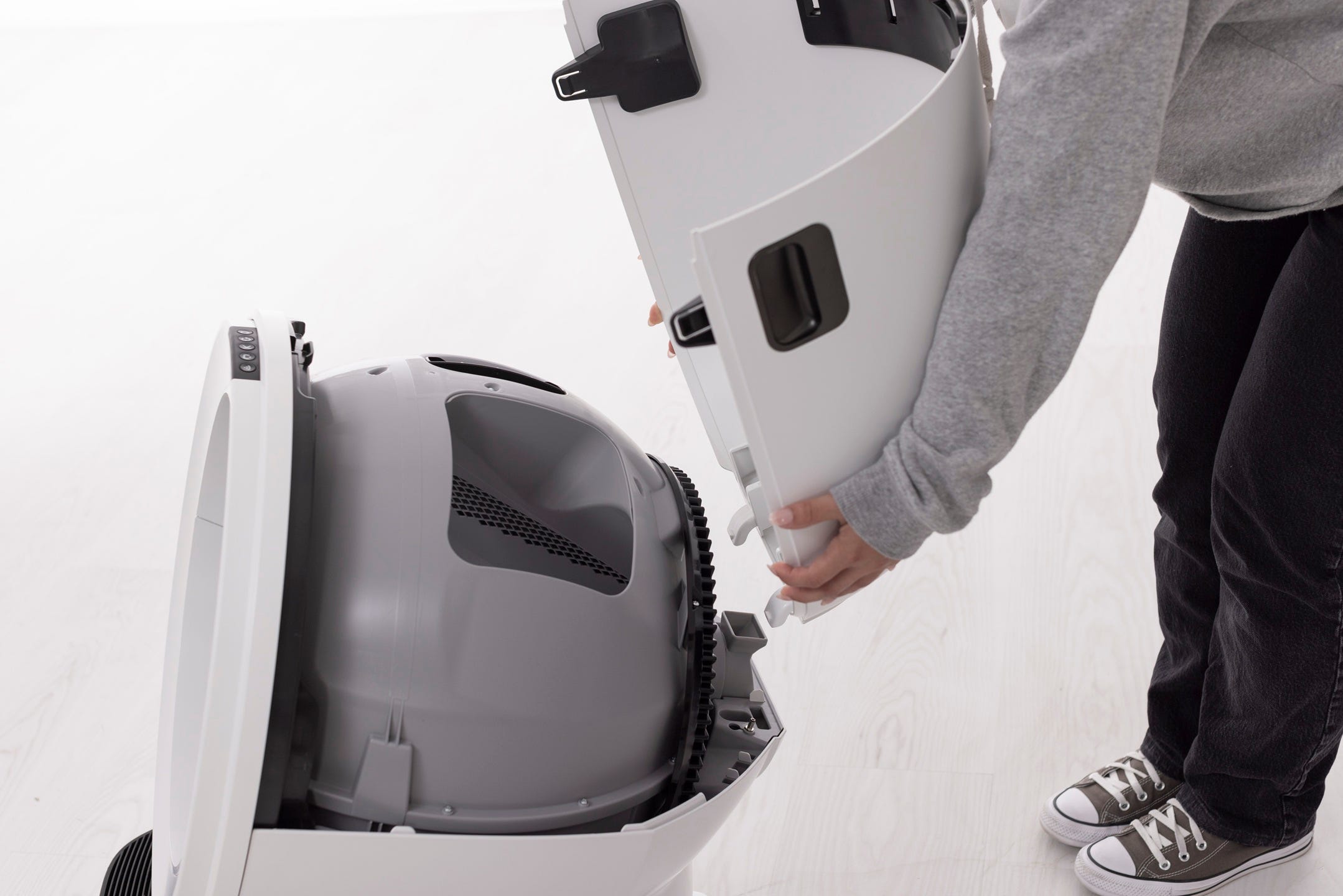 Alignement de la charnière du capot à l'arrière du Litter-Robot 5