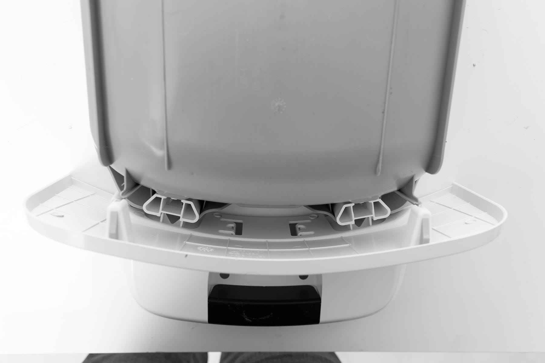 Insertion des poteaux de la litière Litter-Robot 5