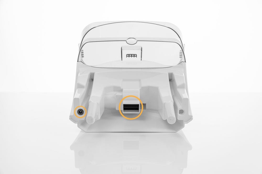 Vue de dessous du LitterHopper avec la goulotte à litière et la prise d'alimentation mises en évidence