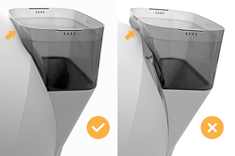 Les poteaux LitterHopper sont installés sur l'unité avec un espace entre le capot et le LitterHopper pour illustrer une installation incorrecte, et sans espace pour illustrer une installation correcte.