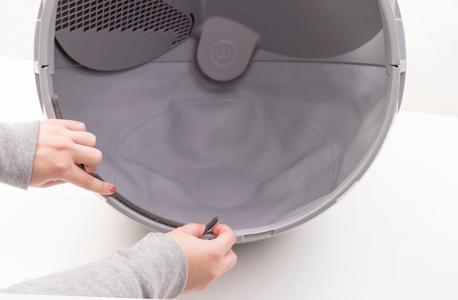 Applying the first seal strip