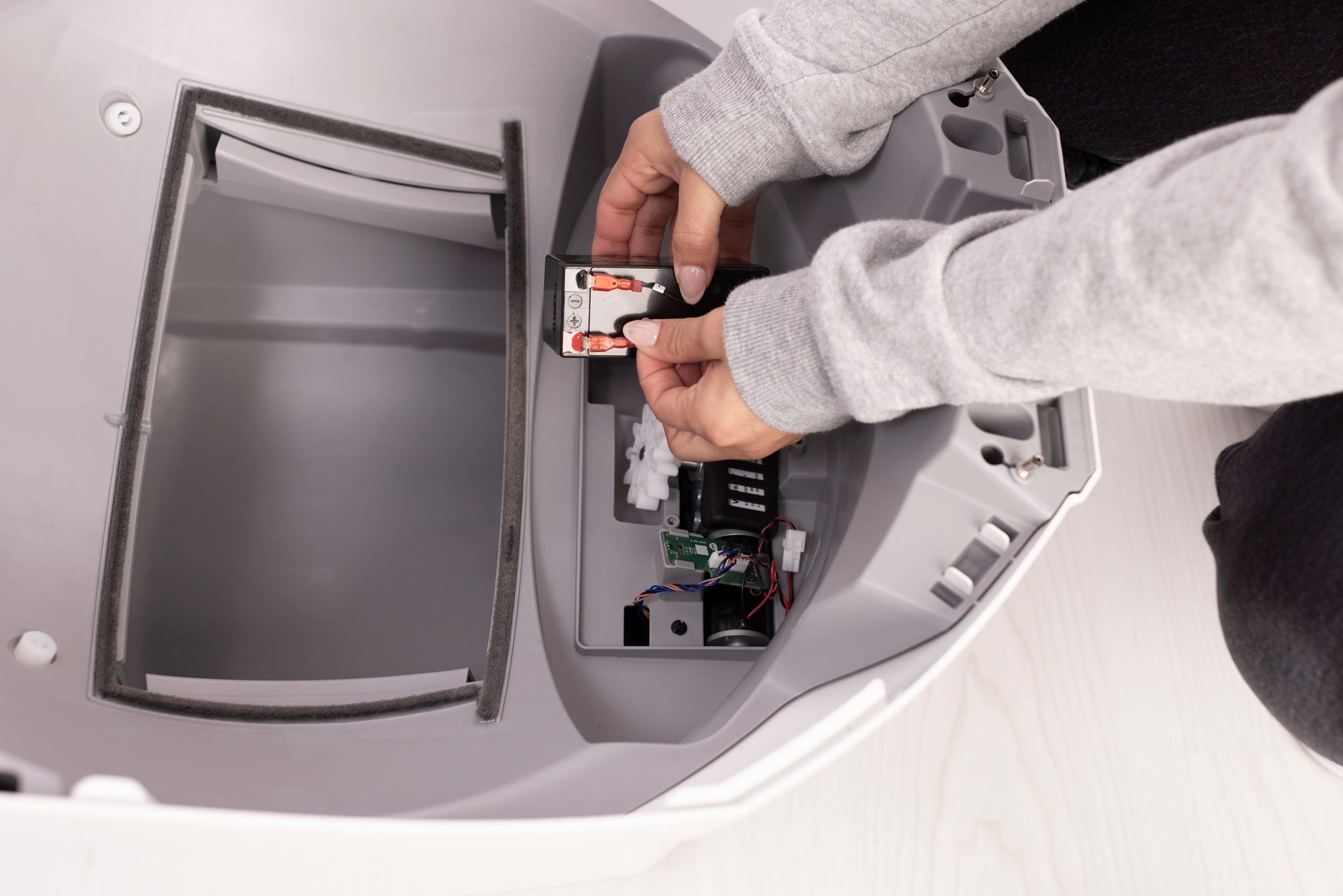 Connecting the battery