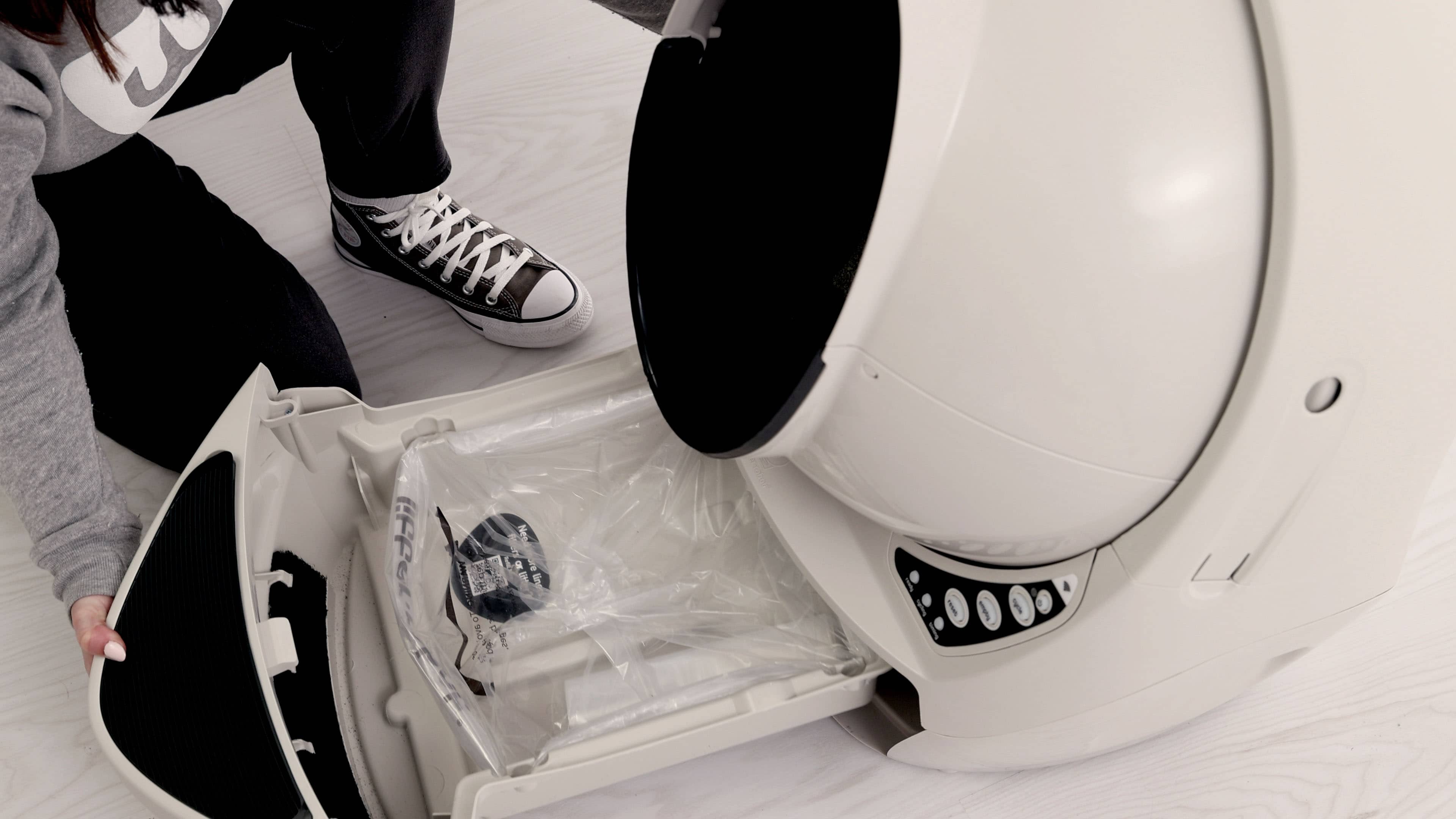 Den Abfallbehälter des Litter-Robot 3 herausziehen, um den Kohlefilter zu entnehmen.