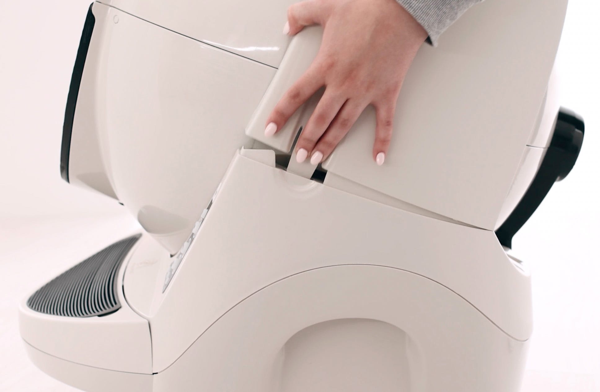 seitliche Laschen am Litter-Robot 3 zum Abnehmen der Haube