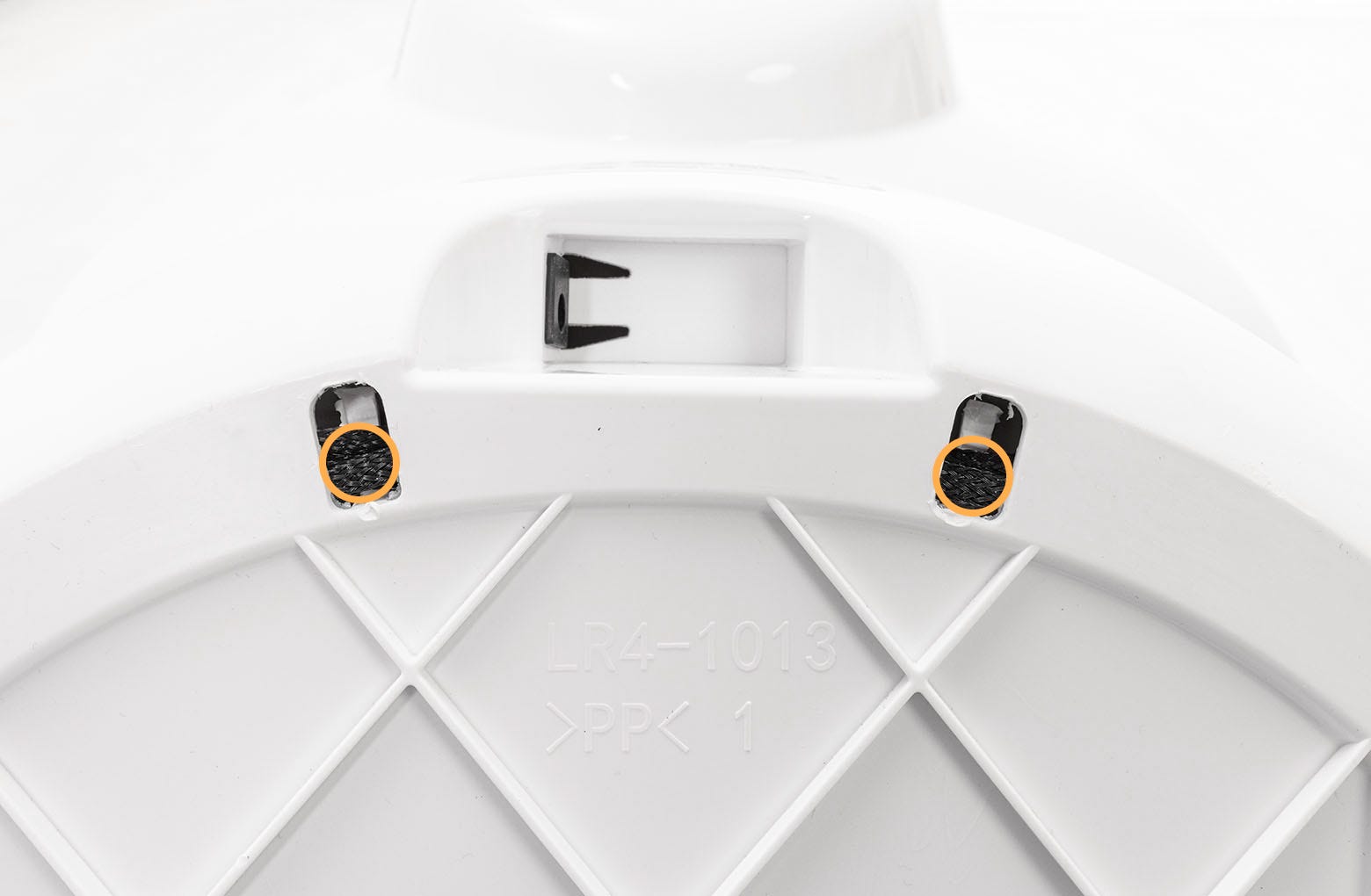 Bild von zwei Löchern an der unteren Rückseite der Basis.