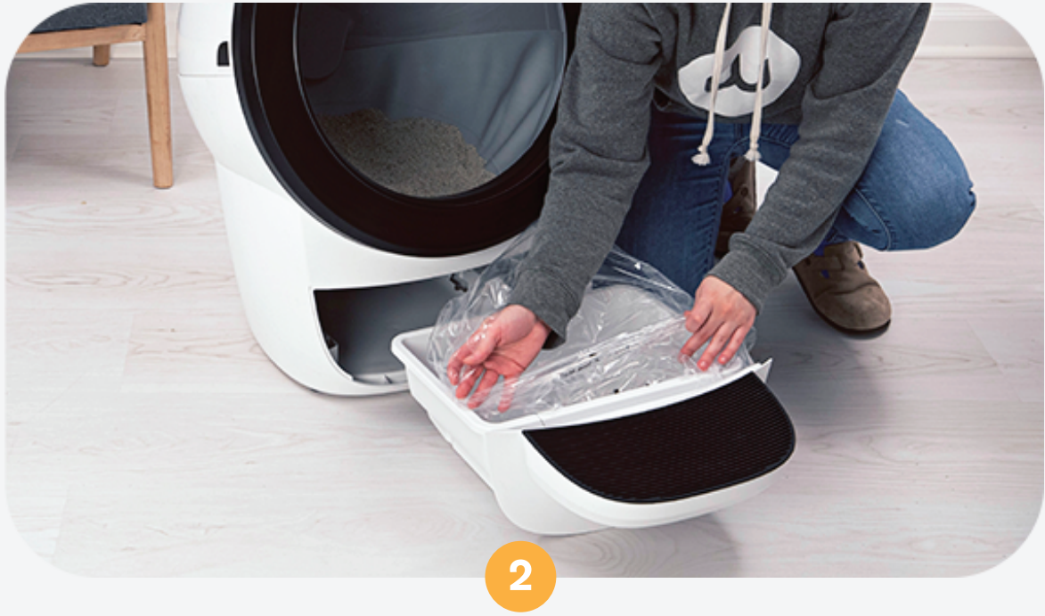 Die Ränder der Abfallschubladeneinlage oder des Abfallbeutels über den Rand der Abfallschublade wickeln