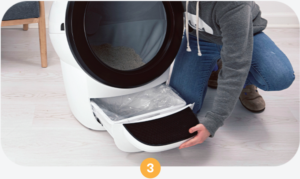 Litter-Robot 4 - Den Rest des Beutels in den Boden der Abfallschublade schieben und die Abfallschublade anschließend zuschieben.