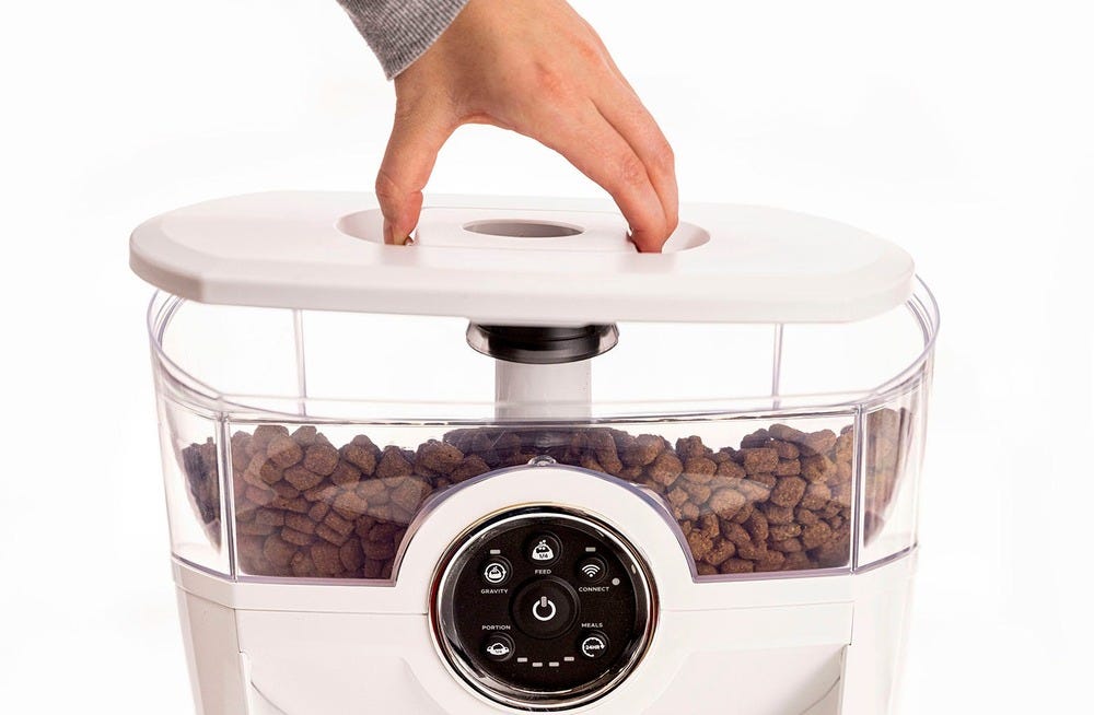 Squeezing handles to remove lid