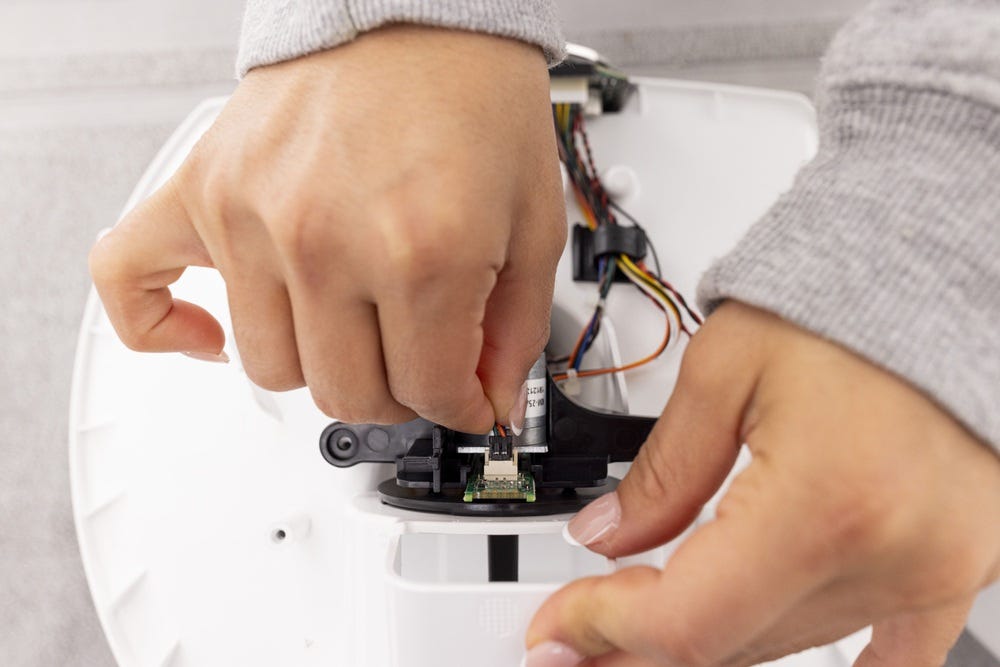 Connecting the Feeder-Robot motor connector and circuit board connector