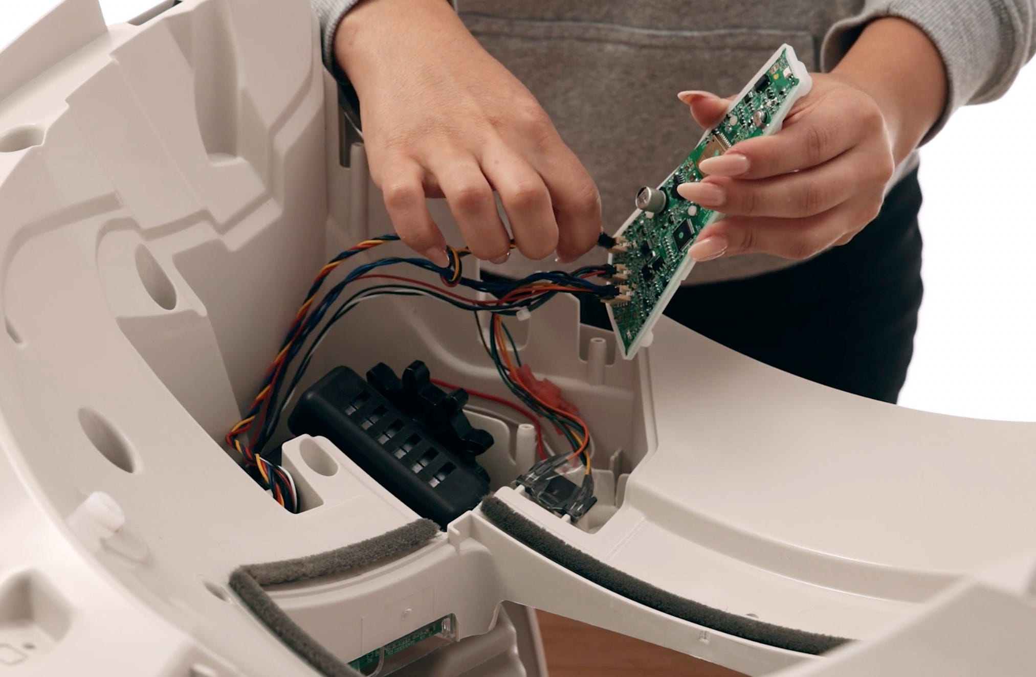 Reconnecting the 4-pin connector to the circuit board