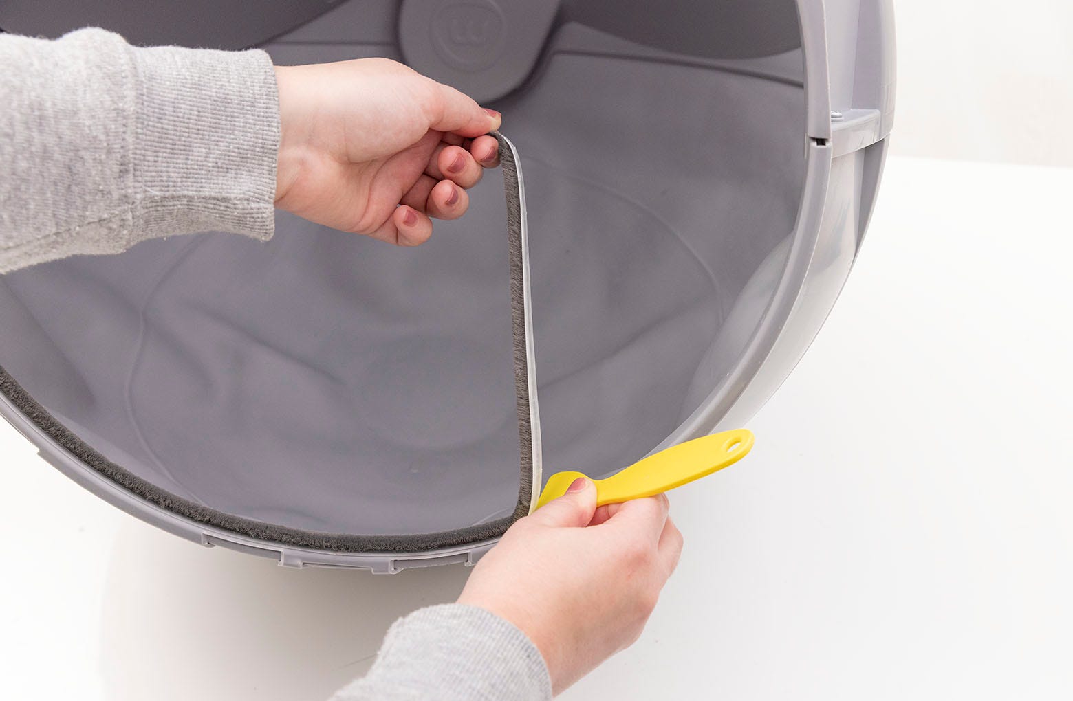 기존 씰 스트립을 제거하는 이미지