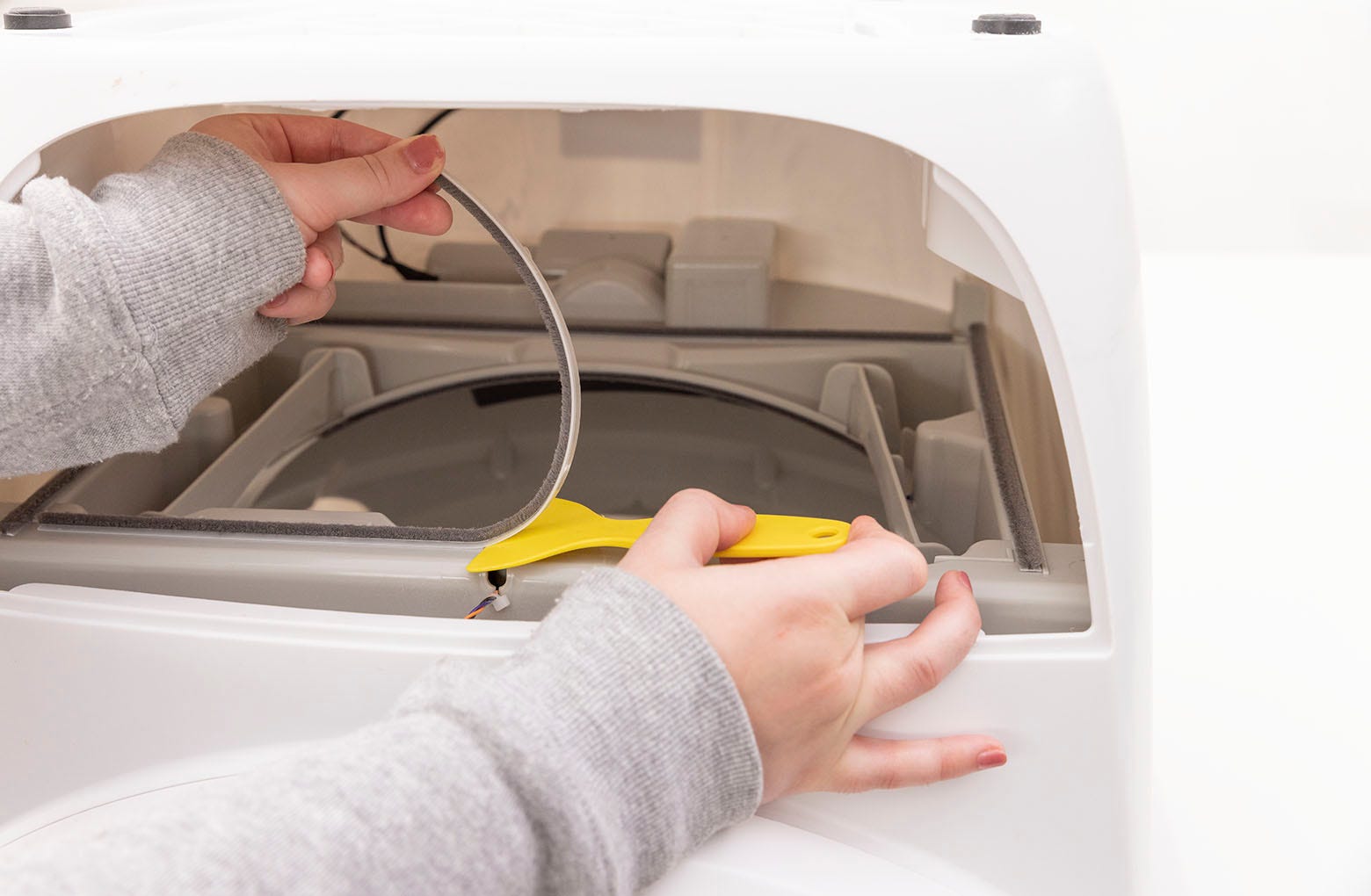 기존의 씰 스트립을 제거하는 과정