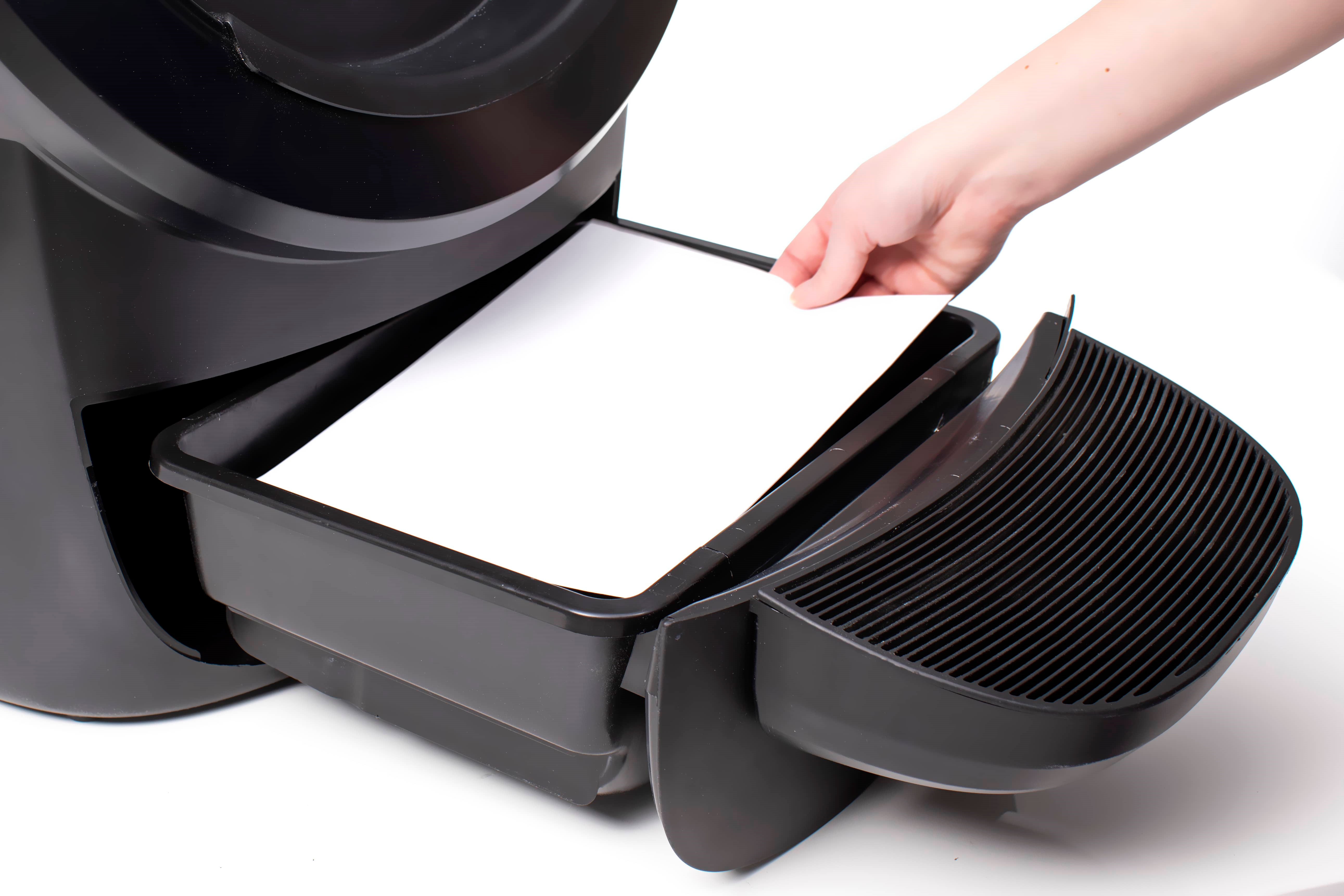 폐기물 서랍 안에 흰 종이가 놓인 모습