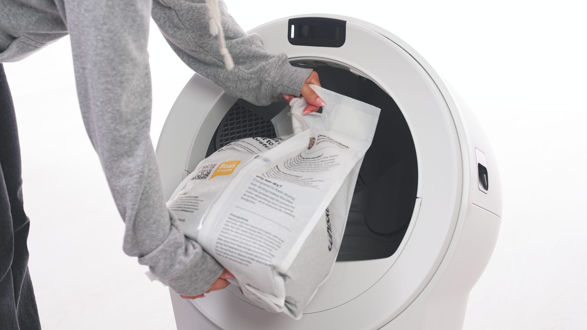 Pouring litter into the globe