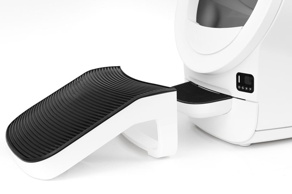 Ramp positioned over Litter-Robot EVO step