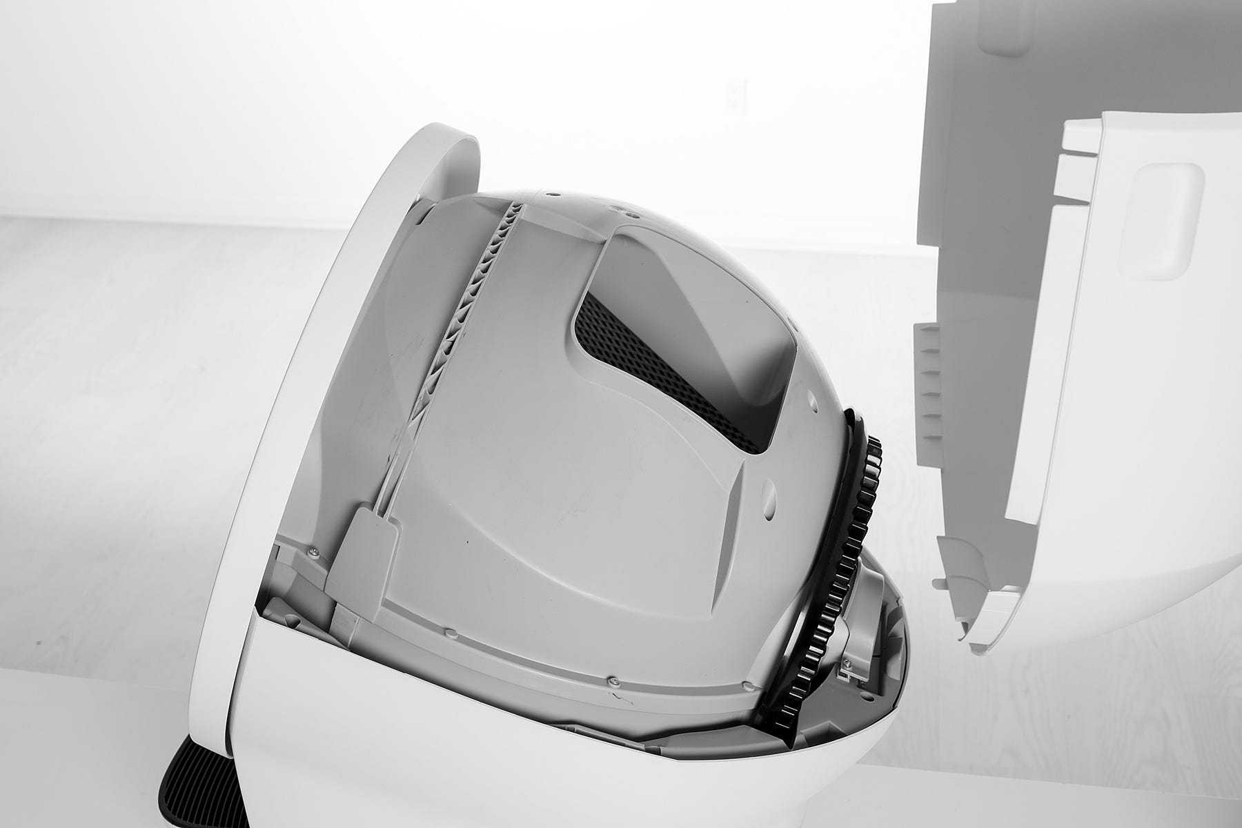 Aligning bonnet hinge and slot