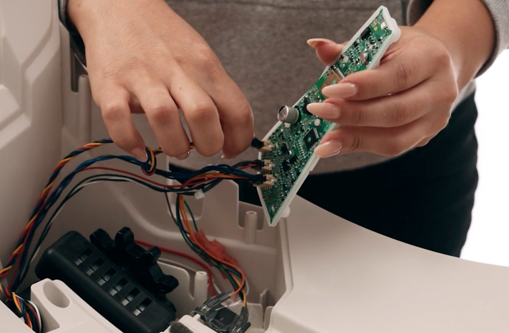 Unplugging the 4-pin connector from the DFI board