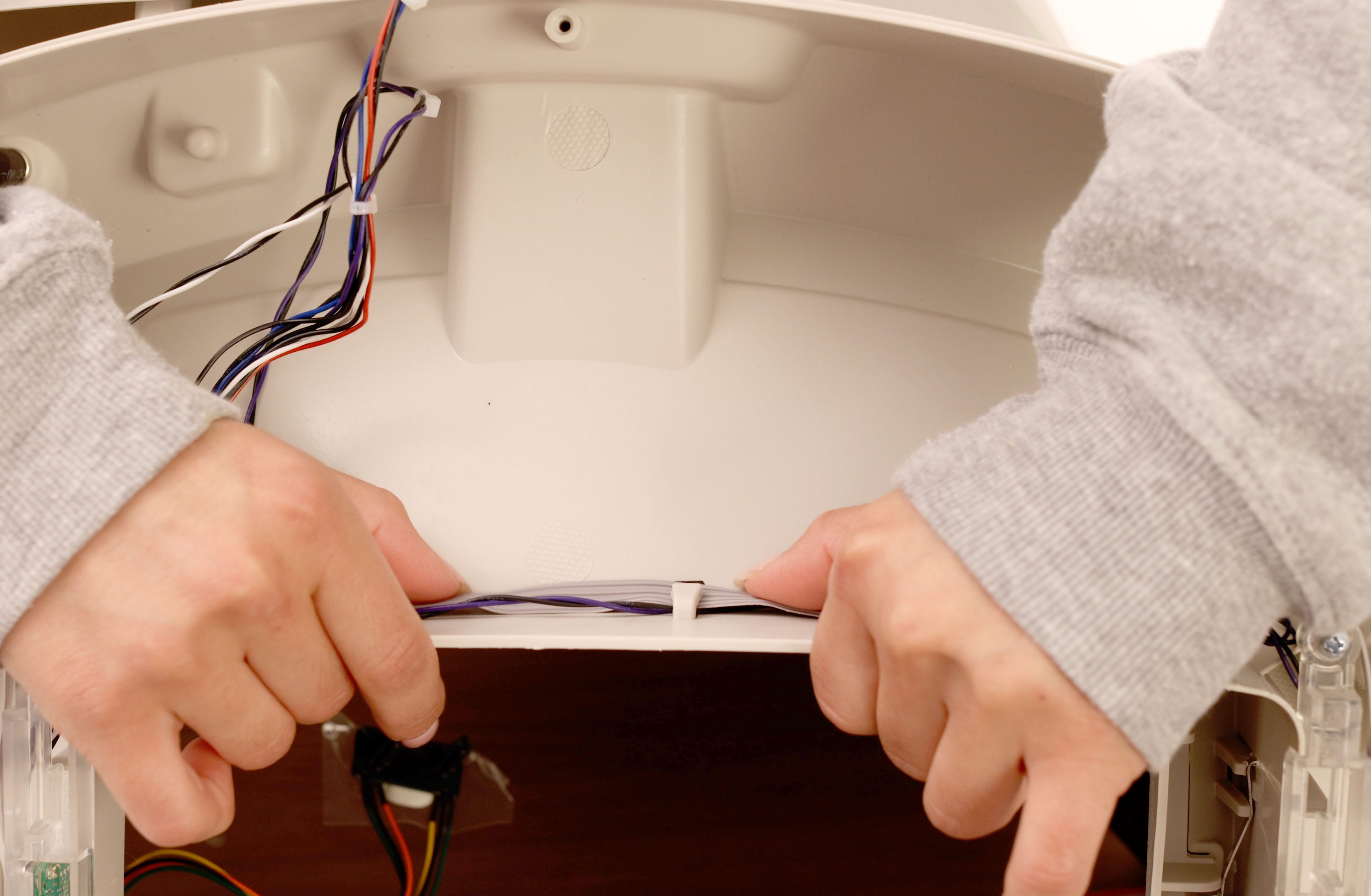 Routing gray ribbon cable under retainer correctly