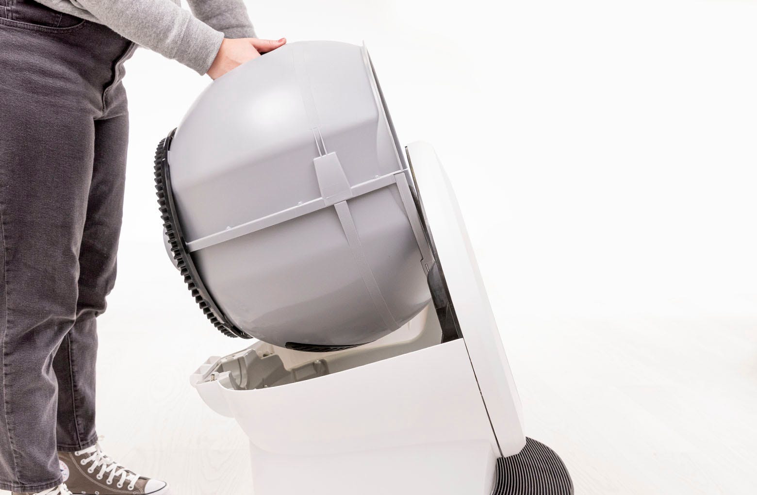 Removing the Litter-Robot 4 globe