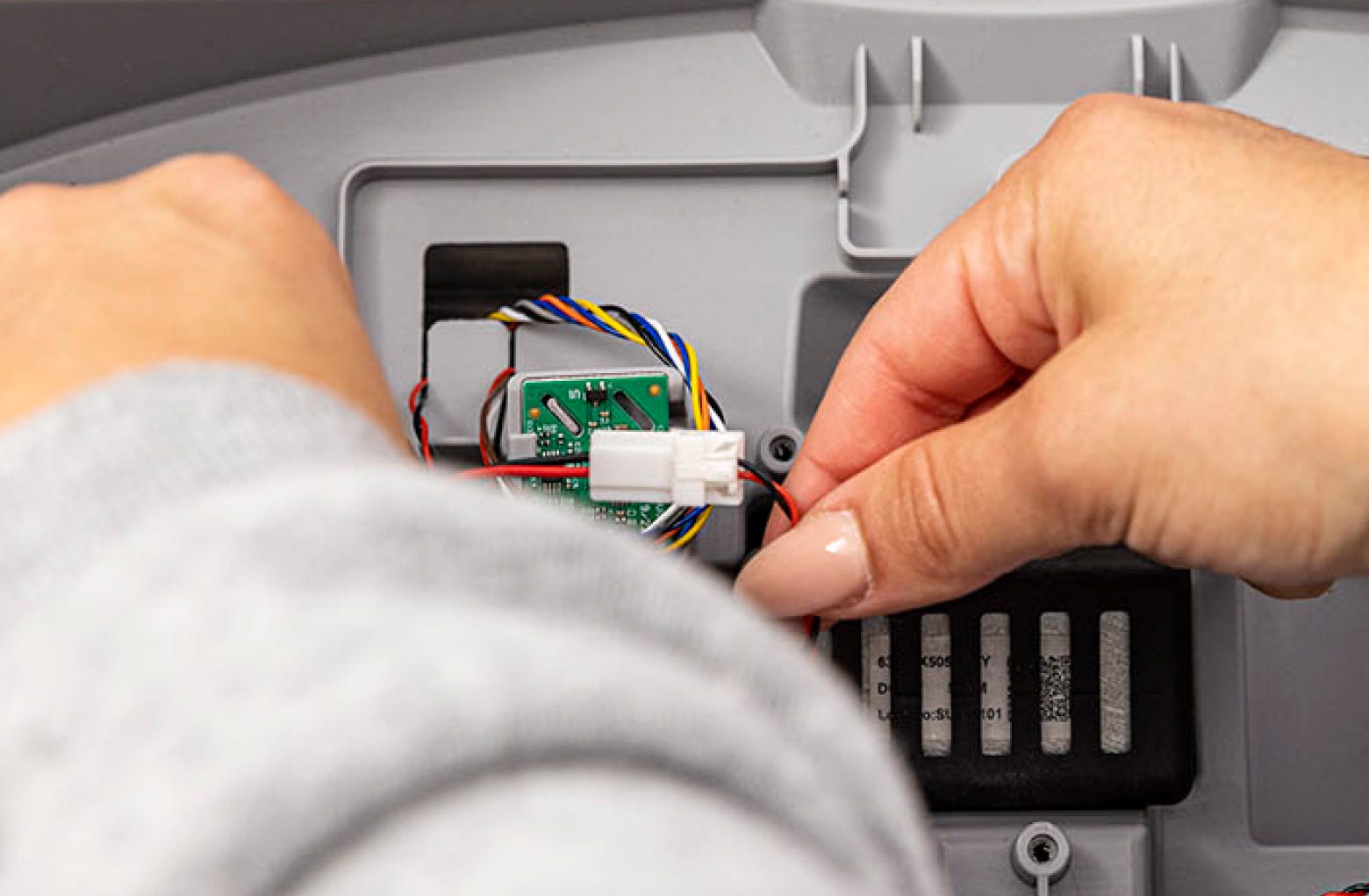 Connecting the motor wire harness