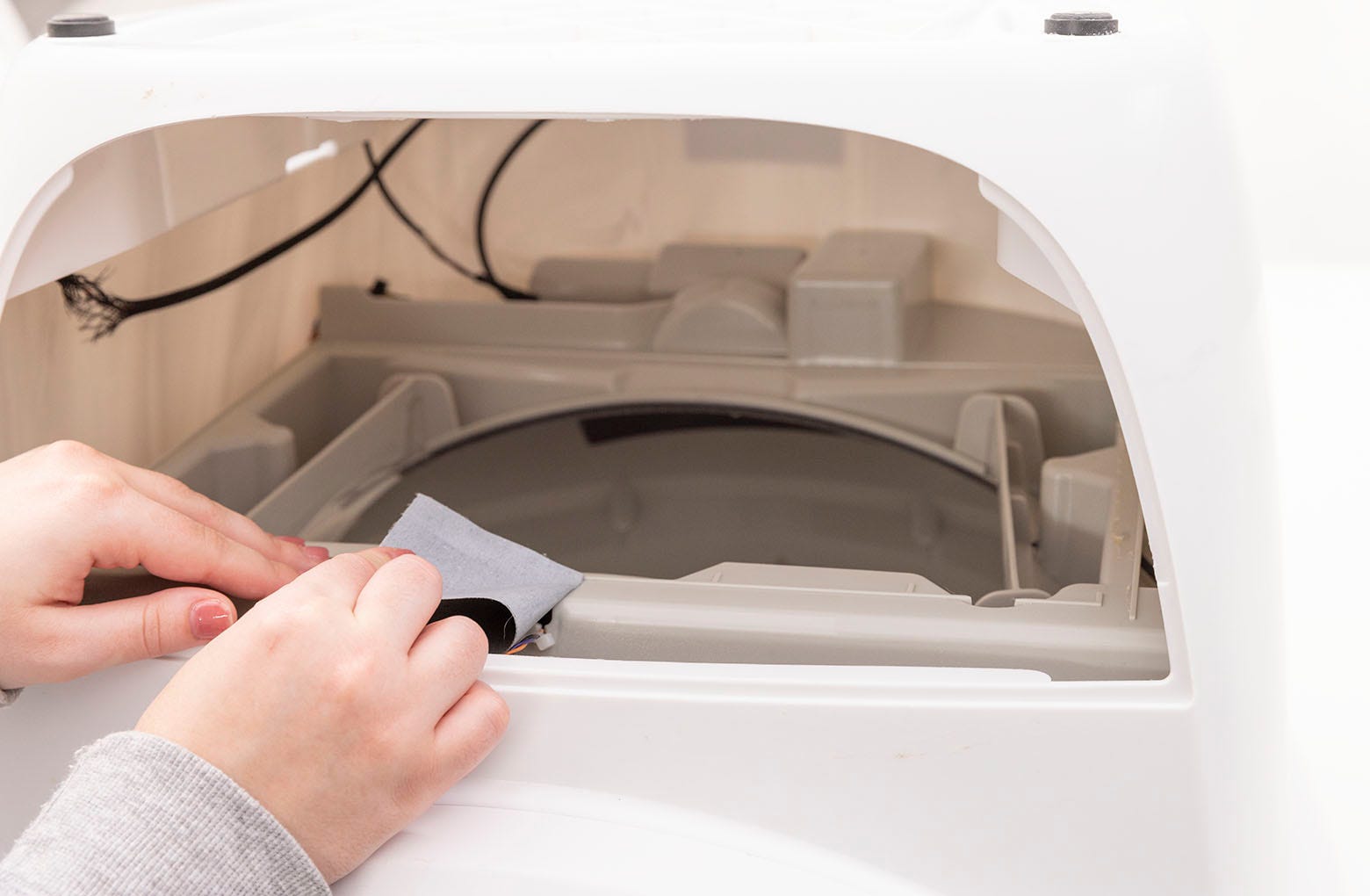 Cleaning residue from the lower waste port area