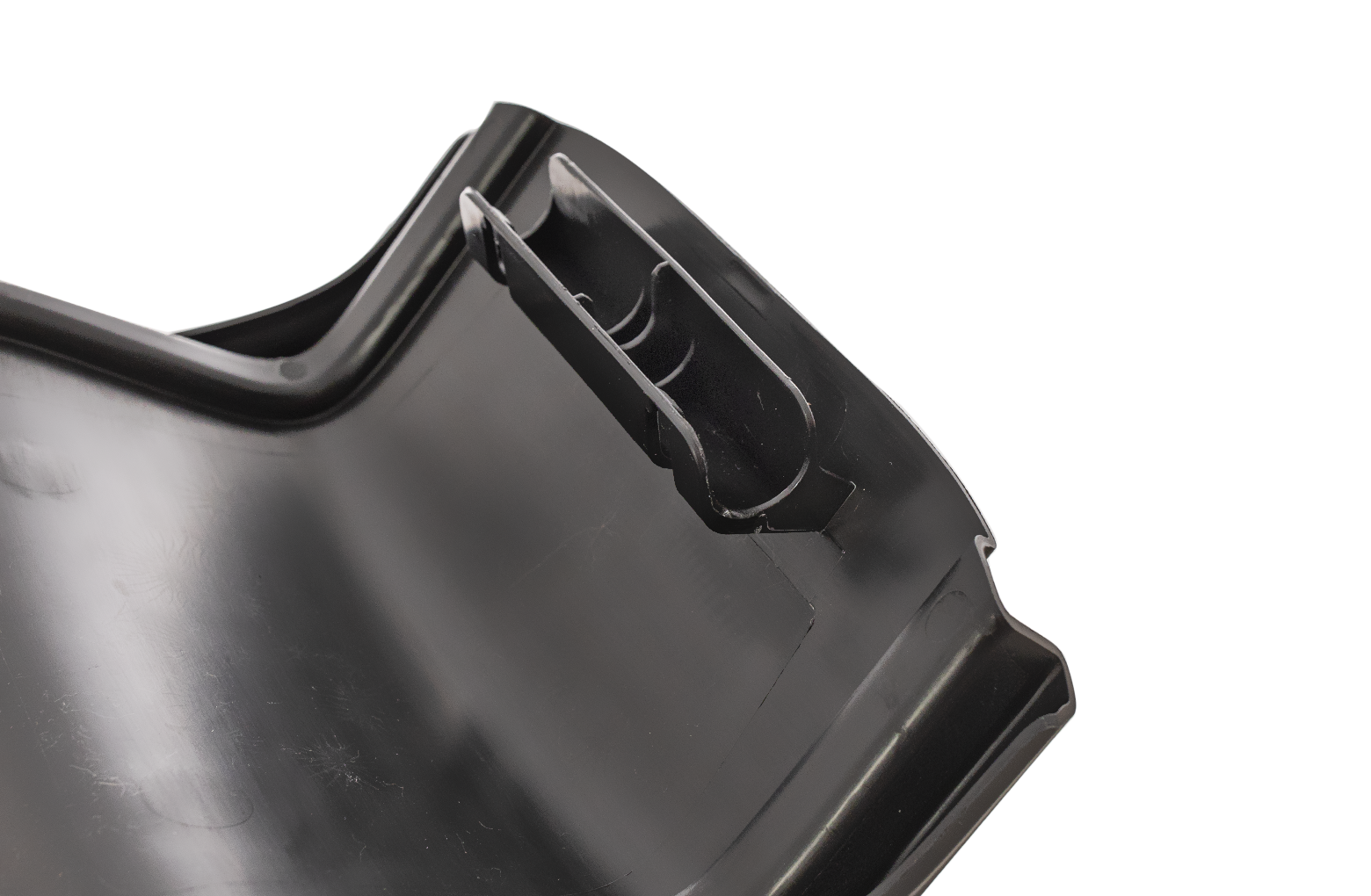 rib in the center of the ramp that aligns with a groove in the middle of the Litter-Robot shield